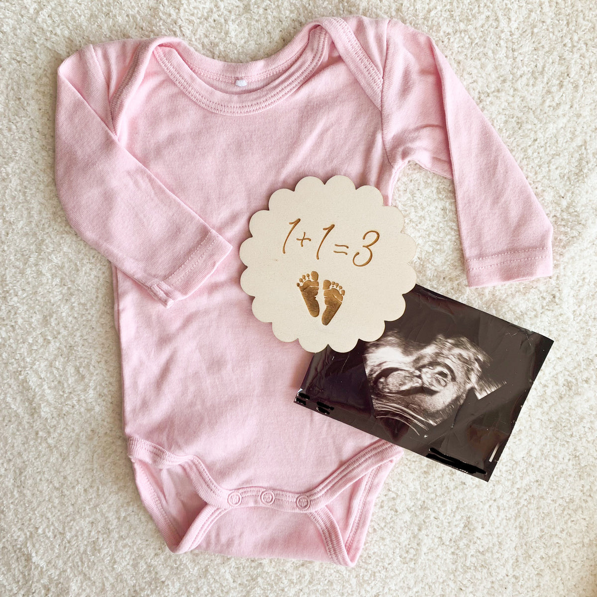 "Baby på vei"-skilt (1+1=3)